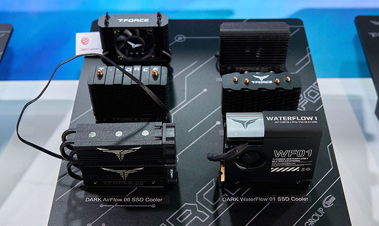 掌握科技前瞻!十銓科技 COMPUTEX 2024 新品一次全覽,持續為 AI、遊戲與創作者助力! - 阿祥的網路筆記本 十銓針對 SSD 主動散熱的方案非常多元,新產品也非常有創意,其中上圖右下的 T-FORCE DARK WaterFlow 採用封閉式的水冷設計,搭配大尺寸散熱器與風扇,散熱效果非常值得期待啊!