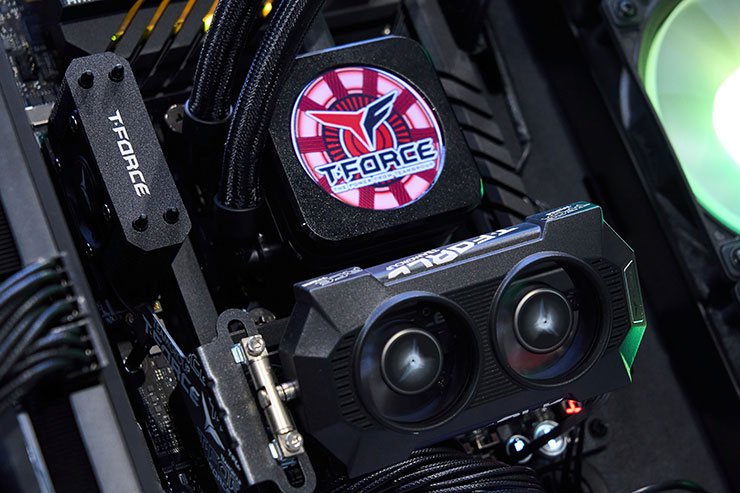 掌握科技前瞻!十銓科技 COMPUTEX 2024 新品一次全覽,持續為 AI、遊戲與創作者助力! - 阿祥的網路筆記本 SIREN DP360 標配 LCD 模組可以自定義顯示內容,並透過磁吸方式安裝,使用更便利。