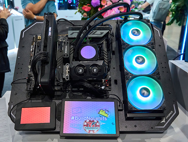 掌握科技前瞻!十銓科技 COMPUTEX 2024 新品一次全覽,持續為 AI、遊戲與創作者助力! - 阿祥的網路筆記本 現場也展示了多款外接式顯示螢幕方案,未來主機機殼內的佈局將會更有趣。