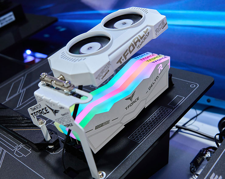 掌握科技前瞻!十銓科技 COMPUTEX 2024 新品一次全覽,持續為 AI、遊戲與創作者助力! - 阿祥的網路筆記本 T-FORCE AirFlow D5 是專為記憶體模組打造的散熱器,獨特的可旋轉設計也增加了使用上的彈性。