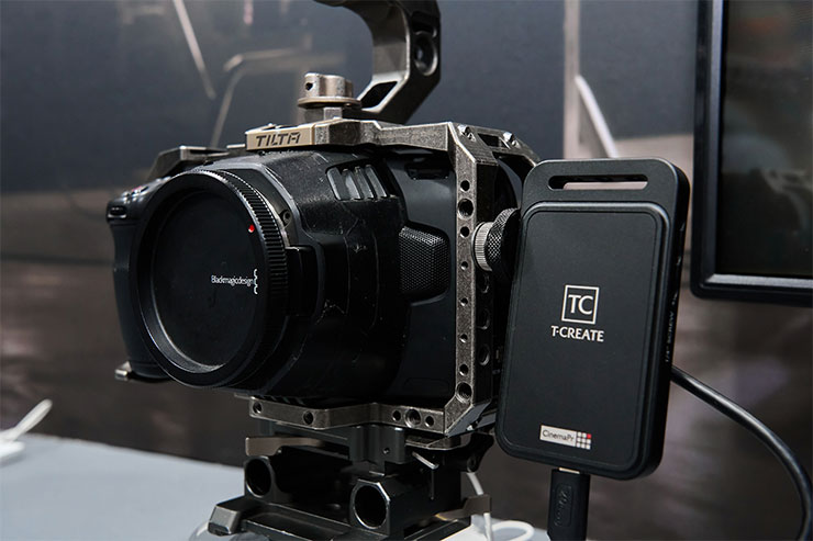掌握科技前瞻!十銓科技 COMPUTEX 2024 新品一次全覽,持續為 AI、遊戲與創作者助力! - 阿祥的網路筆記本 T-CREATE CinemaPr P31 透過機身上的 1/4 螺孔設計可以自由搭配專業攝影設備。