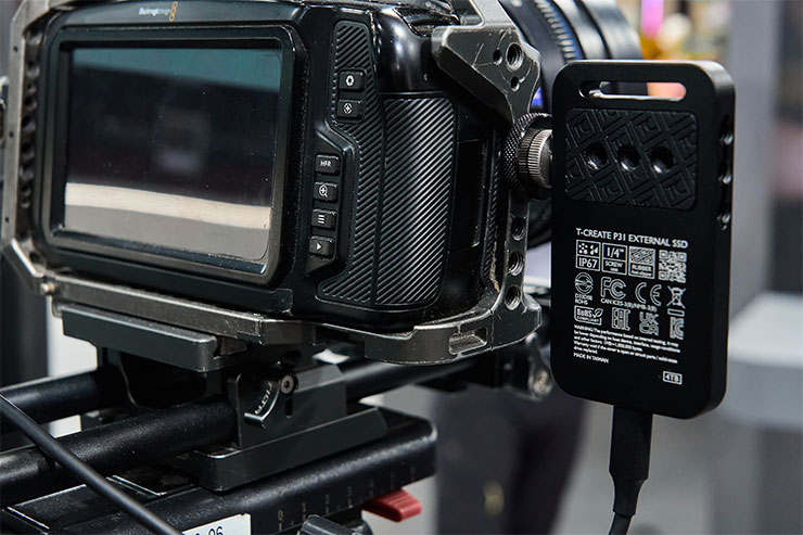 掌握科技前瞻!十銓科技 COMPUTEX 2024 新品一次全覽,持續為 AI、遊戲與創作者助力! - 阿祥的網路筆記本 T-CREATE CinemaPr P31 的背面也有螺孔與止滑墊。