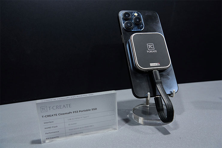 掌握科技前瞻!十銓科技 COMPUTEX 2024 新品一次全覽,持續為 AI、遊戲與創作者助力! - 阿祥的網路筆記本 T-CREATE CinemaPr P33 磁吸式 SSD 是專為 iPhone 15 Pro 專業創作所設計。