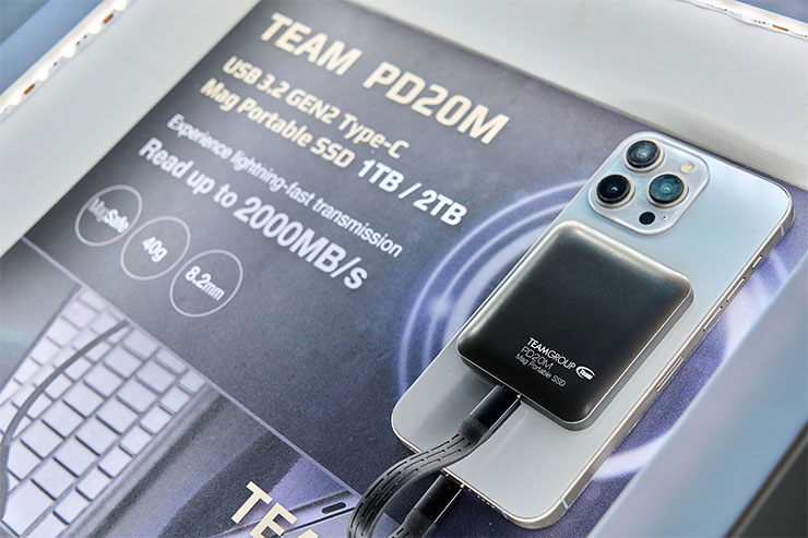 掌握科技前瞻!十銓科技 COMPUTEX 2024 新品一次全覽,持續為 AI、遊戲與創作者助力! - 阿祥的網路筆記本 TEAMGROUP PD20M 磁吸式外接 SSD 可以解決 iPhone 15 Pro 系列高畫質錄影創作儲存容量不足的問題。