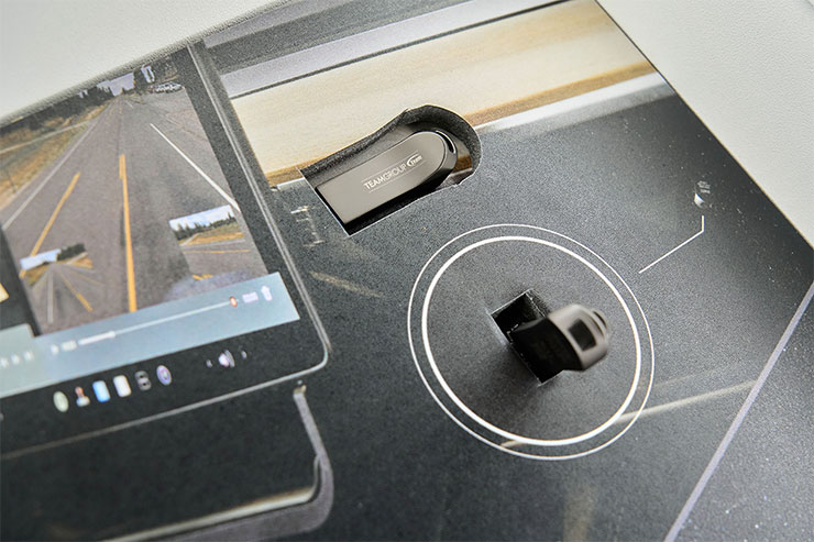 掌握科技前瞻!十銓科技 COMPUTEX 2024 新品一次全覽,持續為 AI、遊戲與創作者助力! - 阿祥的網路筆記本 專為 TESLA 電動車行車記錄儲存打造的 Model T 隨身碟。