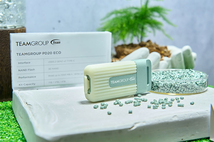掌握科技前瞻!十銓科技 COMPUTEX 2024 新品一次全覽,持續為 AI、遊戲與創作者助力! - 阿祥的網路筆記本 同樣以 PCR 回收材料打造的 TEAMGROUP PD20 ECO 迷你外接式 SSD 極為輕巧易攜,同時也有絕佳的耐用度,更降低了對環境的衝擊。