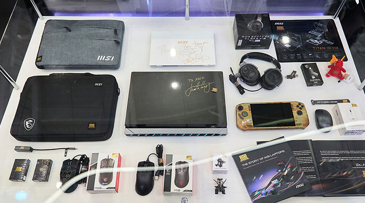 重點新品提前看!MSI 新品全曝光~COMPUTEX 2024 五大重點整理! - 阿祥的網路筆記本 MSI 的電競筆電與相關週邊,正中央的機皇 Titan 18 HX A14V 上頭有 NVIDIA 總裁黃仁勳的親筆簽名加持。