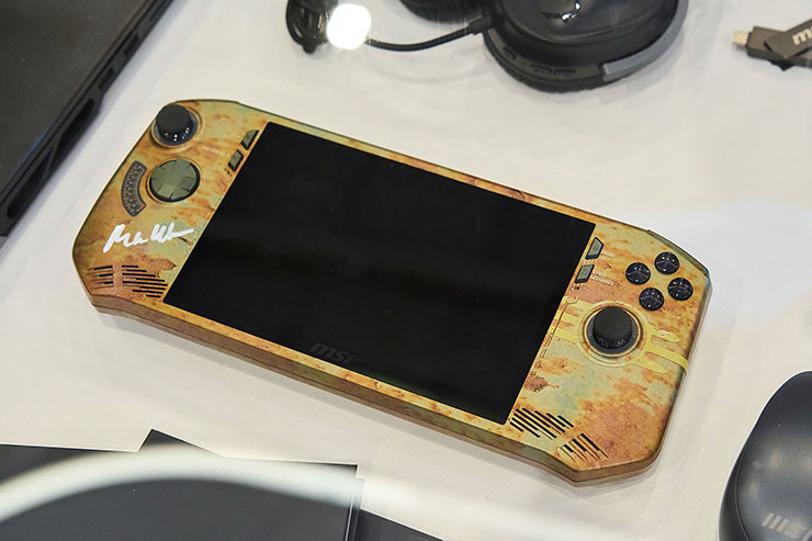 重點新品提前看!MSI 新品全曝光~COMPUTEX 2024 五大重點整理! - 阿祥的網路筆記本 Fall Out 版本的 MSI Claw 掌機。