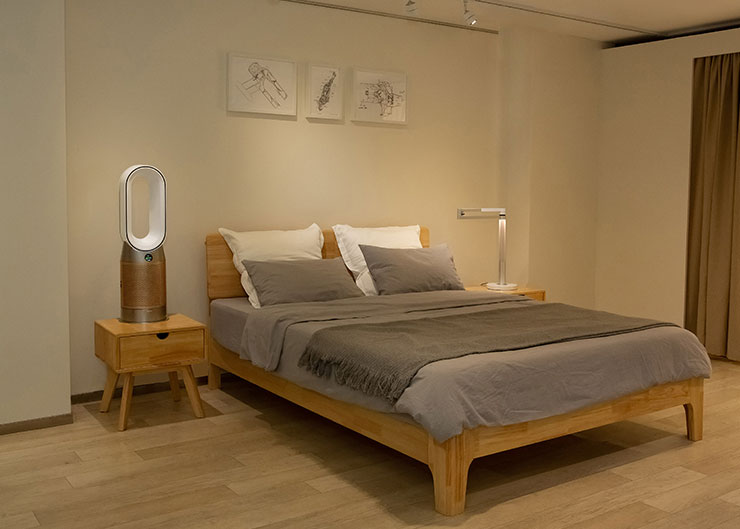 Dyson Purifier Hot+Cool™ Formaldehyde 三合一甲醛偵測涼暖空氣清淨機 HP09，無扇葉設計與俯仰角度可達上下 10 度的設計，精準對著寵物直接吹送乾淨空氣。