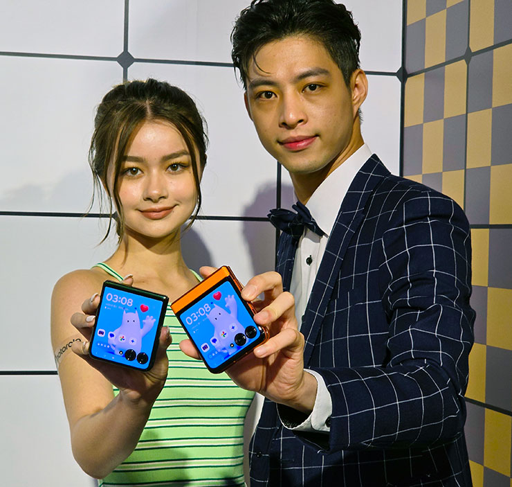 Motorola razr 50（圖右）與 razr 50 Ultra 皆擁有同類型可摺疊螢幕手機中最大的外螢幕