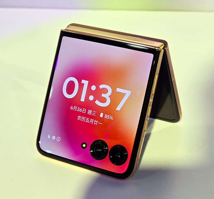 razr 50 Ultra 升級至 4 吋大的外螢幕