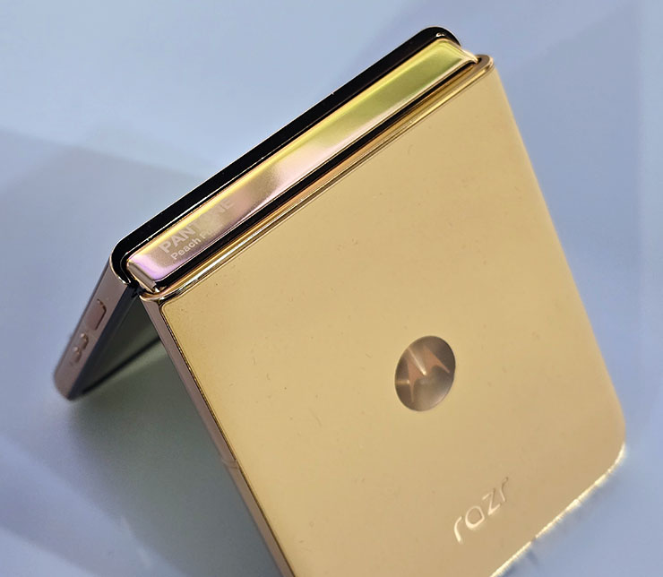 razr 50 Ultra 蜜桃金的轉軸上可以看到 PANTONE 與顏色標示