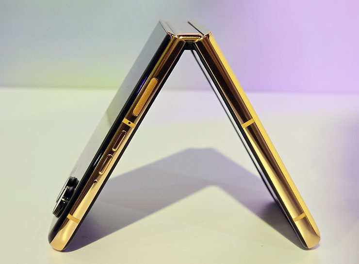 razr 50 Ultra 機身右側配置了電源鍵、音量調整鍵