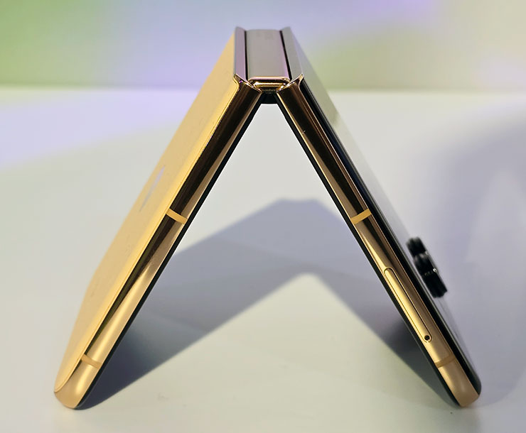 razr 50 Ultra 機身左側可看到 SIM 卡槽