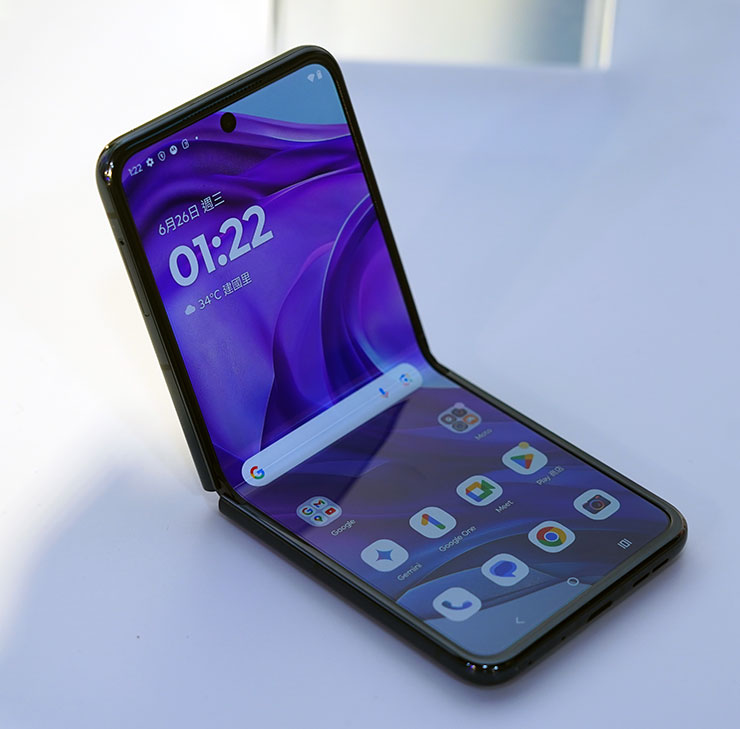 Motorola razr 50 系列採用第五代螢幕承軸設計，摺疊操作更順暢