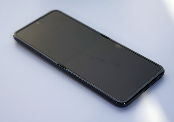 Motorola razr 50 系列的第五代承軸與水滴形結構讓螢幕摺痕更窄、更平緩