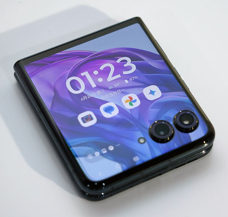  razr 50 Ultra 的 4 吋外螢幕可以完整操控多種 APP 與配置小工具