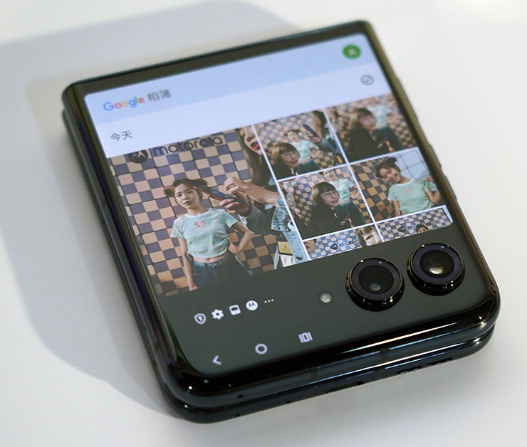 Google 也有針對 razr 50 系列的外螢幕顯示優化，像是 Google Photos 也能直接開啟執行