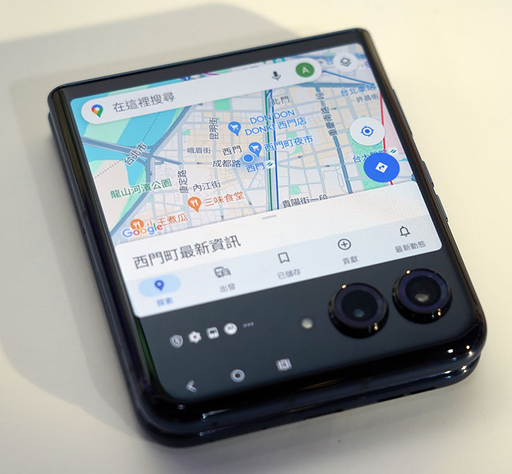 Google Maps 也能利用 razr 50 系列的大尺寸外螢幕直接開啟地圖查看與導覽