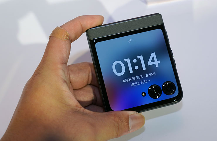 razr 50 的外螢幕也升級至 3.6 吋