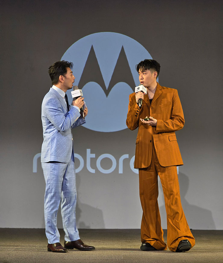 周湯豪與主持人阿 Ken 在記者會上暢談 Motorola razr 50 系列的使用心得
