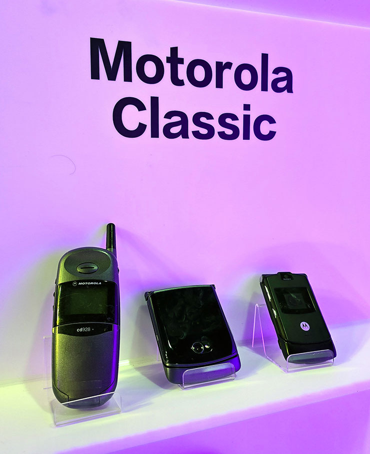記者會現場也展出了 Motorola 的經典手機款式，包括知名的海豚機、經典 razr 機款
