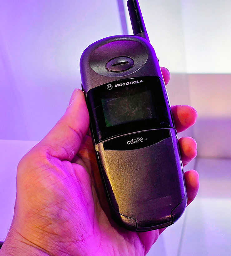 功能型手機時代的一代旗艦 cd928，市場上也被稱為「小海豚」