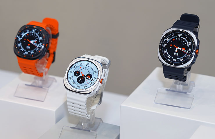 三種不同色款的 Galaxy Watch Ultra。