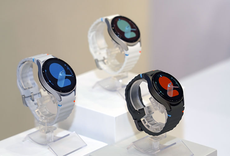 三種不同色款的 Galaxy Watch7。
