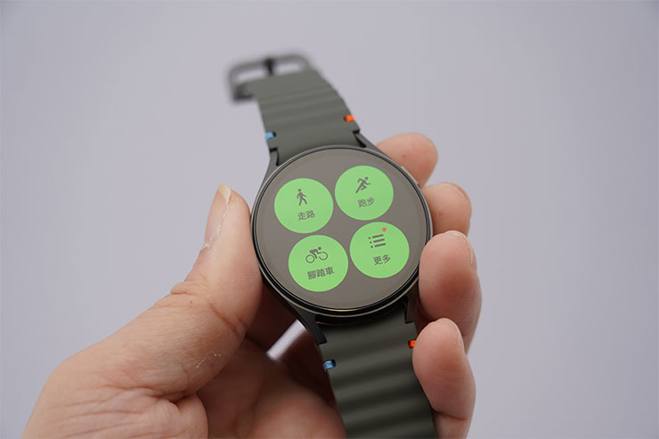 Galaxy Watch7 的外型設計維持系列中的簡約、時尚風格。