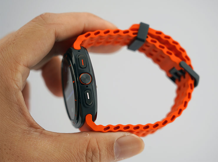 Galaxy Watch UItra 除了原本的兩個功能鍵，還新增了一顆快速啟動鍵。