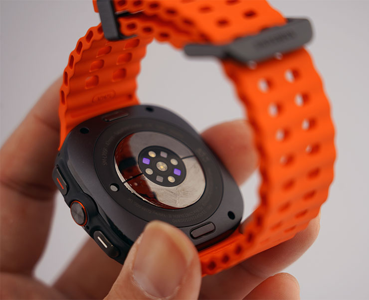 Galaxy Watch UItra 搭載升級版 BioActive 感測器，LED 從 4 顆升級至 13 顆 之多。