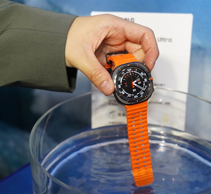 Galaxy Watch UItra 支援 IP 68 防水防塵與 10ATM 的防水能力，較一般智慧手錶 2 倍的規格。