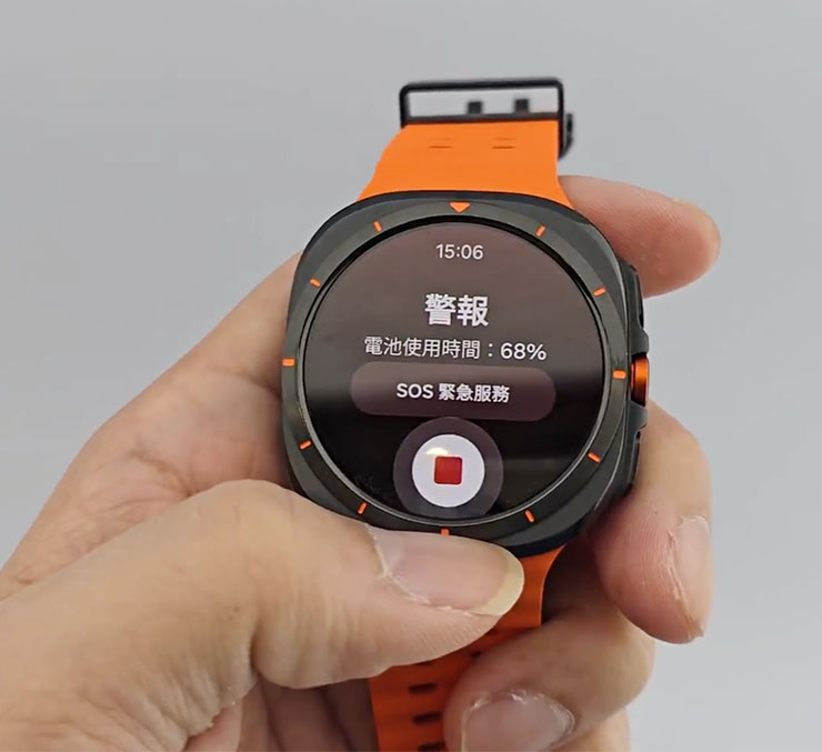 Galaxy Watch UItra 具備全新快速啟動鍵，支援多種操控快捷功能，其中長按 5 秒可啟動緊急警笛呼叫。