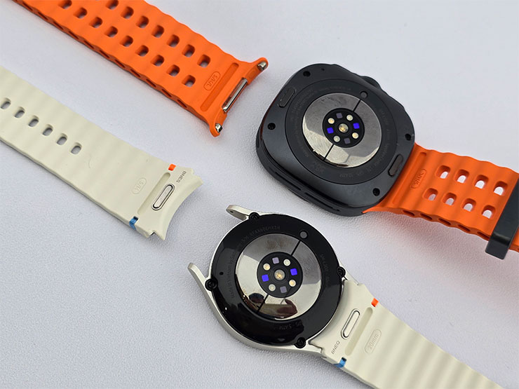 Galaxy Watch Ultra 與 Galaxy Watch7 的錶帶拆卸下來的樣子。