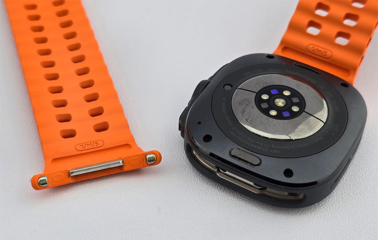 Galaxy Watch Ultra 的錶帶瞬扣系統特寫。