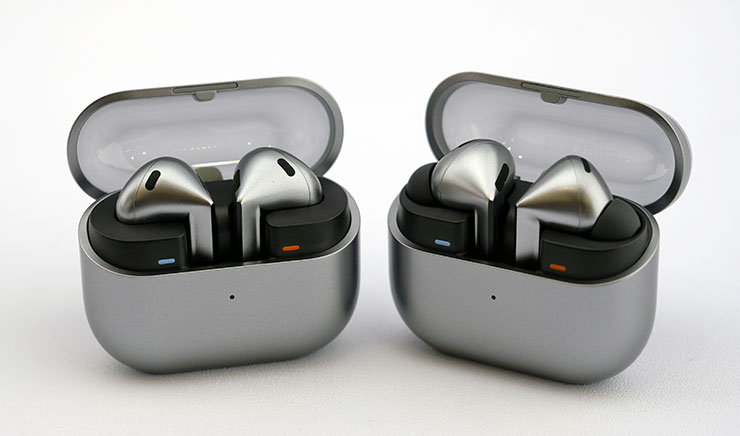 Galaxy Buds3 Pro（圖右） 與 Galaxy Buds3（圖左） 與充電盒的外觀設計。