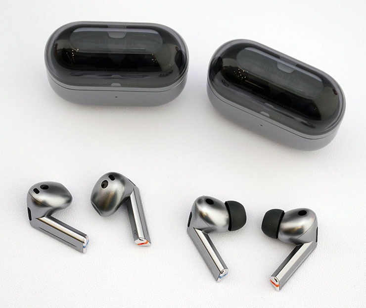 Galaxy Buds3 Pro（圖右） 與 Galaxy Buds3（圖左） 取出充電盒的樣子。