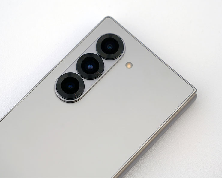 AI For All!三星推出全新摺疊雙旗艦 Galaxy Z Fold6、Z Flip6 ,打造完整 AI 行動生態圈!實機搶先動手體驗心得分享! - 阿祥的網路筆記本 Galaxy Z Fold6 的主相機同樣為三鏡頭配置,硬體規格延續上一代,同樣為 5,000 萬畫素廣角主鏡、1,200 萬超廣角鏡頭與 1,000 萬像素的 3x 望遠鏡頭。