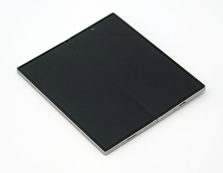 AI For All!三星推出全新摺疊雙旗艦 Galaxy Z Fold6、Z Flip6 ,打造完整 AI 行動生態圈!實機搶先動手體驗心得分享! - 阿祥的網路筆記本 這一代的 Galaxy Z Fold6 螢幕摺痕看起來不明顯。