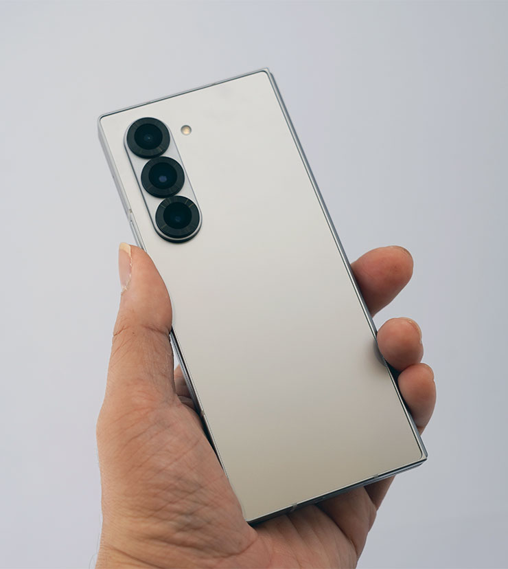 AI For All!三星推出全新摺疊雙旗艦 Galaxy Z Fold6、Z Flip6 ,打造完整 AI 行動生態圈!實機搶先動手體驗心得分享! - 阿祥的網路筆記本 Galaxy Z Fold6 曜星銀的風格與 Galaxy S24 Ultra 的鈦銀色類似,質感非常好,主相機三鏡頭配置相同,但加上了醒目的外環設計。
