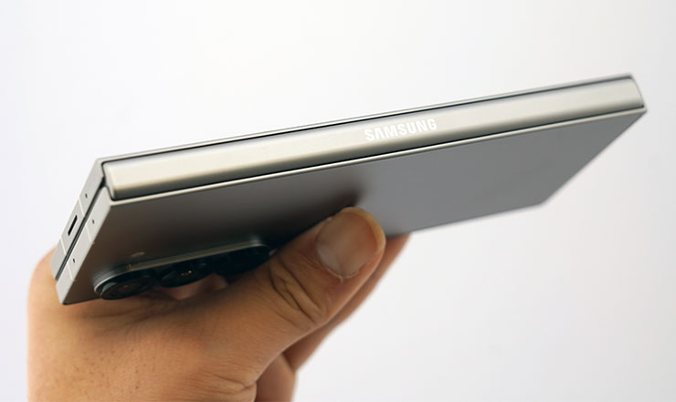 AI For All!三星推出全新摺疊雙旗艦 Galaxy Z Fold6、Z Flip6 ,打造完整 AI 行動生態圈!實機搶先動手體驗心得分享! - 阿祥的網路筆記本 螢幕轉軸的保護外蓋,可明顯感受到機身變薄許多。