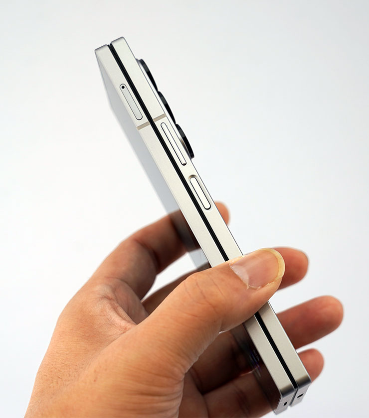 AI For All!三星推出全新摺疊雙旗艦 Galaxy Z Fold6、Z Flip6 ,打造完整 AI 行動生態圈!實機搶先動手體驗心得分享! - 阿祥的網路筆記本 機身左右側,配置了音量鍵、指紋辨識側鍵與 SIM 卡槽。