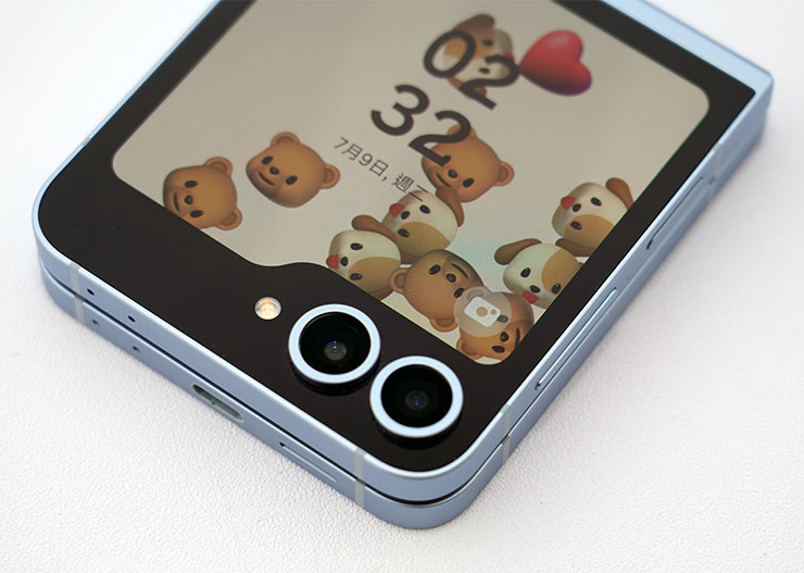 AI For All!三星推出全新摺疊雙旗艦 Galaxy Z Fold6、Z Flip6 ,打造完整 AI 行動生態圈!實機搶先動手體驗心得分享! - 阿祥的網路筆記本 Galaxy Z Flip6 同樣採雙鏡頭配置,但廣角主鏡升級至 5,000 萬畫素。