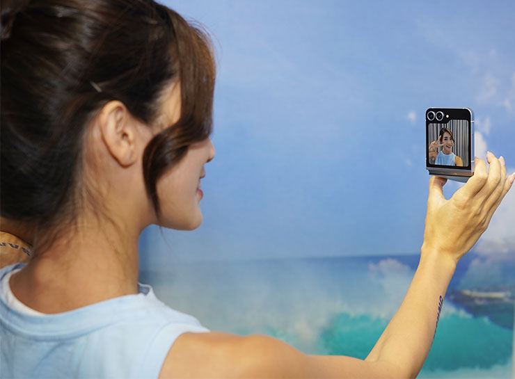 AI For All!三星推出全新摺疊雙旗艦 Galaxy Z Fold6、Z Flip6 ,打造完整 AI 行動生態圈!實機搶先動手體驗心得分享! - 阿祥的網路筆記本 Galaxy Z Flip6 的封面螢幕可直接取景自拍,且具備 AI 變焦功能,在識別多人合照時會自動變焦取景。