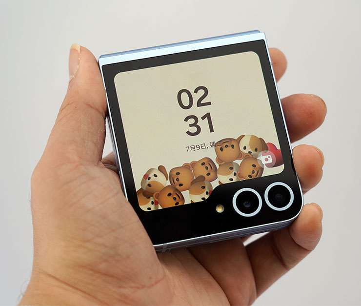 AI For All!三星推出全新摺疊雙旗艦 Galaxy Z Fold6、Z Flip6 ,打造完整 AI 行動生態圈!實機搶先動手體驗心得分享! - 阿祥的網路筆記本 Galaxy Z Flip6 的機身正面,同樣採用資料夾造型封面螢幕,並搭配全黑色區塊以避免顯示干擾。