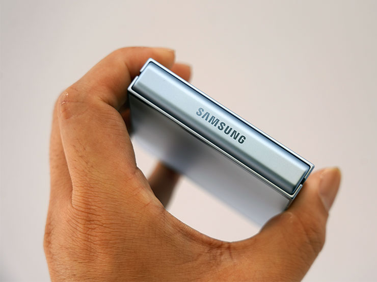 AI For All!三星推出全新摺疊雙旗艦 Galaxy Z Fold6、Z Flip6 ,打造完整 AI 行動生態圈!實機搶先動手體驗心得分享! - 阿祥的網路筆記本 鉸鏈的保護蓋。