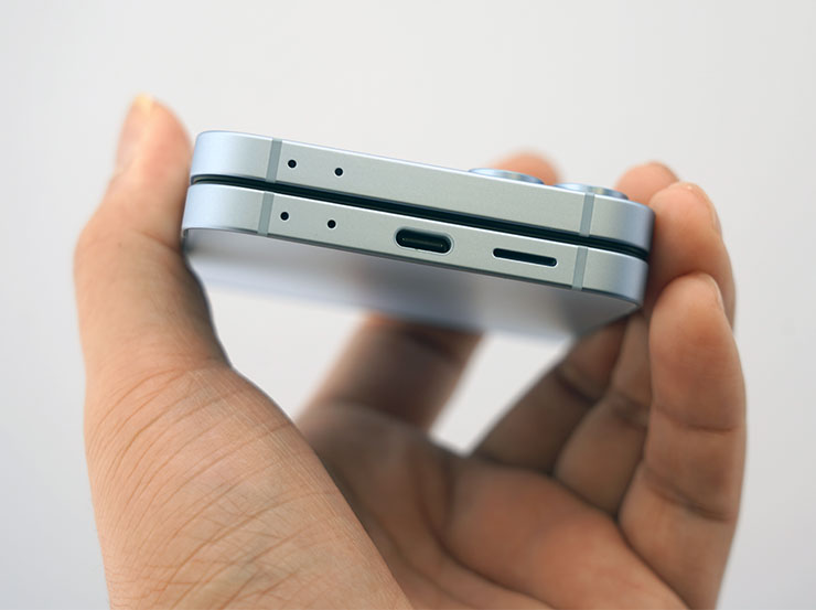 AI For All!三星推出全新摺疊雙旗艦 Galaxy Z Fold6、Z Flip6 ,打造完整 AI 行動生態圈!實機搶先動手體驗心得分享! - 阿祥的網路筆記本 機身頂部、底部均配置雙麥克風,底部揚聲器孔也改為一字型。