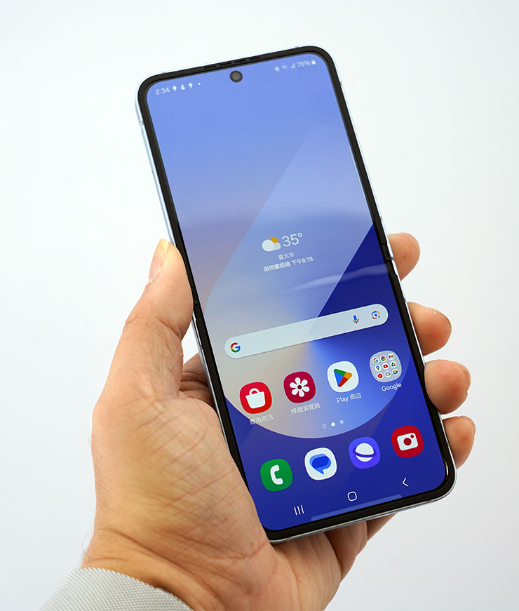 AI For All!三星推出全新摺疊雙旗艦 Galaxy Z Fold6、Z Flip6 ,打造完整 AI 行動生態圈!實機搶先動手體驗心得分享! - 阿祥的網路筆記本 展開內螢幕後 Galaxy Z Flip6 擁有 6.7 吋的內螢幕,面板規格與前代相同,邊框有做了墊高因此讓機身摺疊時更密合。