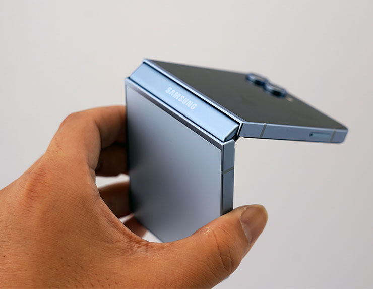 AI For All!三星推出全新摺疊雙旗艦 Galaxy Z Fold6、Z Flip6 ,打造完整 AI 行動生態圈!實機搶先動手體驗心得分享! - 阿祥的網路筆記本 Galaxy Z Fold6 與 Galaxy Z Flip6 均採用雙軌鉸鏈設計,堅固性更好。